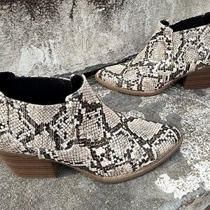 A.N.A Boots Diablo Ankle Booties Faux Leather Snakeskin Women’s Sz 7 Western